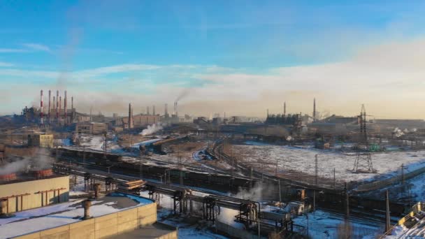 Воздушная панорама промышленных зданий, много рабочих мест и развитая инфраструктура завода, в отличие от вредного воздействия природы, выбросы в атмосферу, загрязнение воздуха, нездоровый образ жизни — стоковое видео