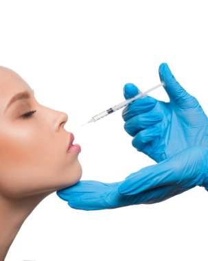 kadına şırınga ile dudak enjeksiyonu veren lateks eldiven doktor ellerin kırpılmış görüntü. beyaz arka plan üzerinde izole
