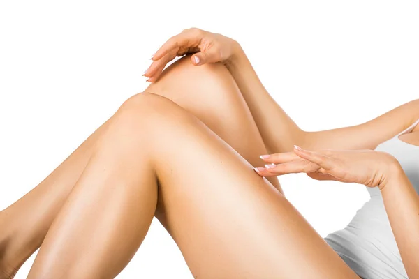 Mulher tocando sua perna com uma pele brilhante perfeita. Conceito de cuidados da pele . — Fotografia de Stock