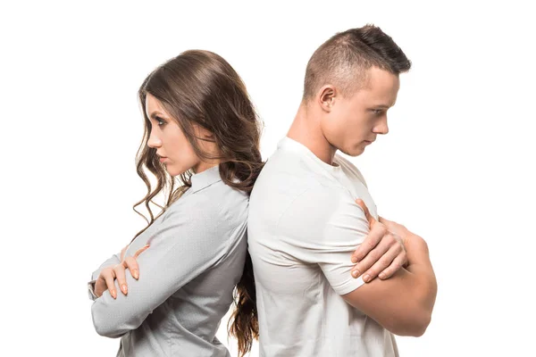 Retrato de chateado infeliz casal de pé de volta para trás segurando braços cruzados ignorando uns aos outros isolado no fundo branco — Fotografia de Stock