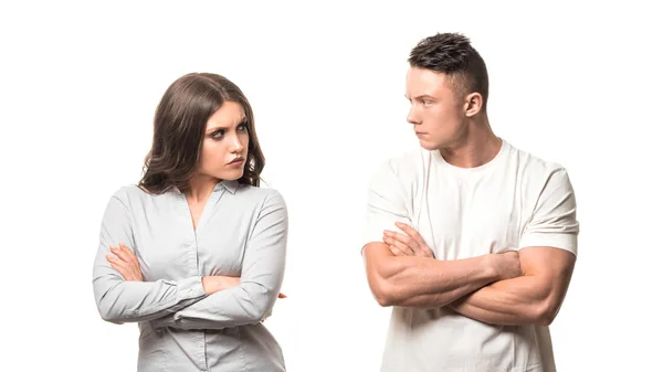 Retrato de pareja infeliz molesta sosteniendo los brazos cruzados y mirándose aislados sobre fondo blanco. emoción negativa, concepto de psicología familiar . —  Fotos de Stock