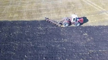 Anteni - traktör dört karık plough bir tarlayı ile