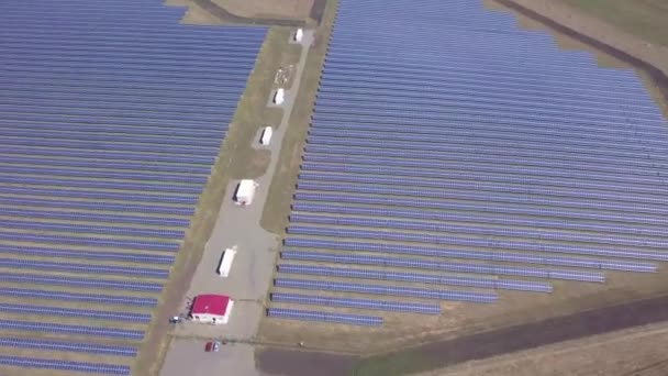 Painéis solares da vista industrial aérea. — Vídeo de Stock