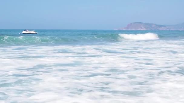 La costa griega con un gran barco de crucero en el fondo en el mar azul — Vídeo de stock