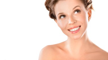 Gülen bir kadının portresini kapatın. Sağlıklı parlayan cilt, diş sağlığı ve doğal güzellik konsepti. Beyaz arka planda yalıtılmış