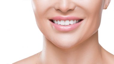 Beyaz sağlıklı dişler ile bir kadın gülümseme closeup görünümü, beyaz izole