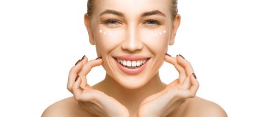 Kadın elleriyle yüzüne dokunuyor. Yumuşak cildine krem sürüyorum..