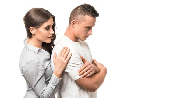 Retrato de una mujer tranquila abrazando al hombre caucásico. Mujer abrazando a su marido para la reconciliación. Concepto de amor y apoyo —  Fotos de Stock