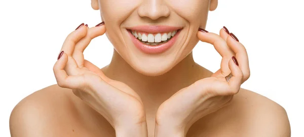 Здоровые зубы и улыбка красивой молодой женщины на белом фоне — стоковое фото