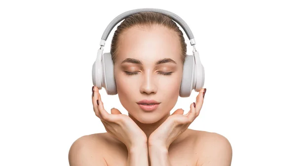 Femme en casque blanc sur fond blanc écoute de la musique avec les yeux fermés . — Photo