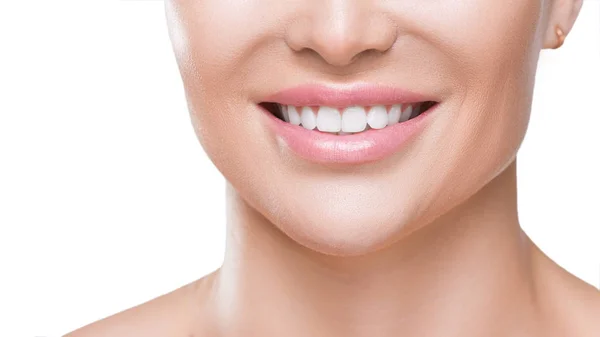 Vista de perto de um sorriso de mulher com dentes brancos saudáveis, isolados em branco — Fotografia de Stock