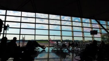 Havaalanı terminal insan siluetleri. Onların Uçuş ve iş acele.