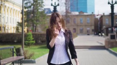 Mutlu işkadını güneşli sabah şehir sokakta dans Funky başarı kutluyor. Steadicam atış stabilize. Açık havada dans neşeli iş kadını.