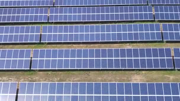 Paneles solares de vista industrial aérea. — Vídeo de stock