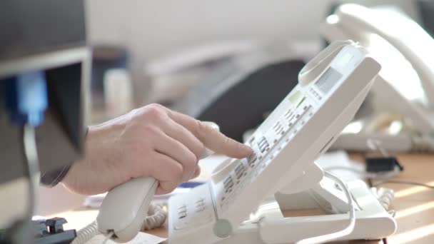 Il telefono analogico in ufficio. Il direttore commerciale chiama il numero dei clienti . — Video Stock