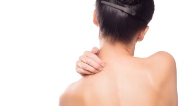 Kadın el masajı ağrılı boyun kullanarak. Ve bir de. Kırmızı renk vurgulu boyun, boyun kasları beyaz arka planda izole. Sağlık.