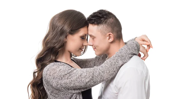 Jonge familie ondersteunt elkaar. Hugs familie ondersteuning en relaties. Foto op witte achtergrond — Stockfoto