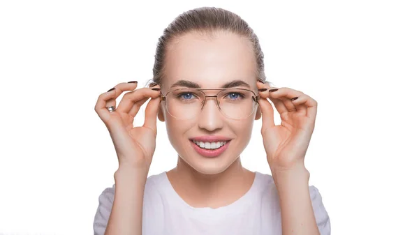 Gafas de vista mujer feliz sosteniendo mostrando sus nuevas gafas sonriendo sobre fondo blanco. Hermosa joven modelo femenina caucásica en sus veinte años . — Foto de Stock