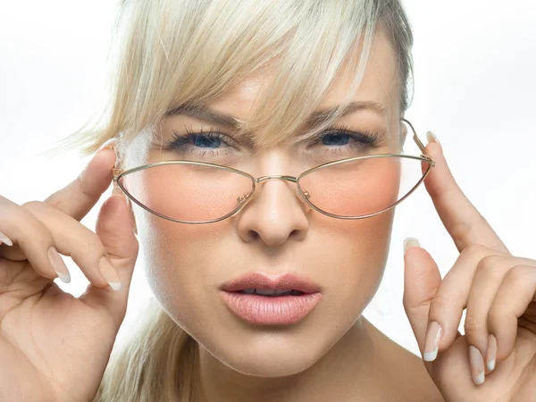 La muchacha con los ojos malos mira con atención a través de los cristales. Ojos concepto de salud . — Foto de Stock