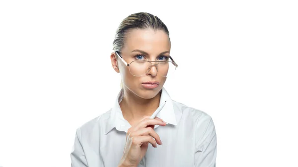 Nachdenkliche Geschäftsfrau mit Brille und Stift in der Hand blickt in die Kamera. Geschäftskonzept. — Stockfoto