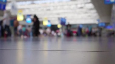 Havaalanında yolcuların bulanık görüntüleri. Uluslararası Havaalanı terminalinde Check-in sayacı. Defocused etkisi ile FHD video.