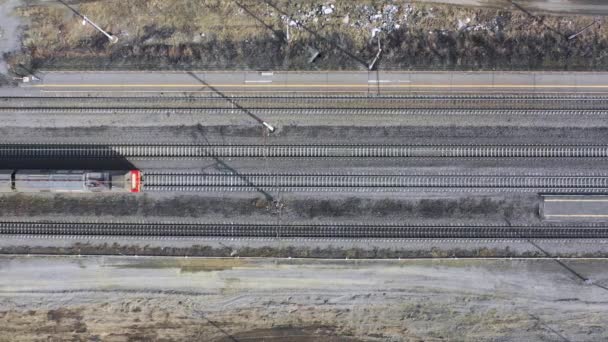 Grabación aérea. Video de las vías de tren y tren. Vista desde la parte superior del tren en movimiento — Vídeo de stock