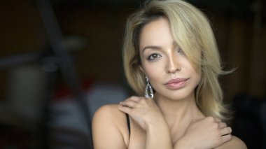 Kameraya bakan muhteşem sarışın bir kadının portresi. Doğal güzellik konsepti