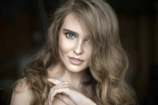 Prachtige vrouw met blauwe ogen die naar de camera kijken. Natural Beauty concept — Stockfoto