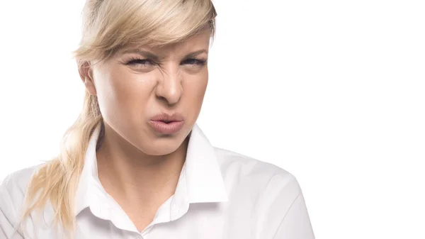 Mulher bonita sentir um mau cheiro. Isolar no fundo branco — Fotografia de Stock