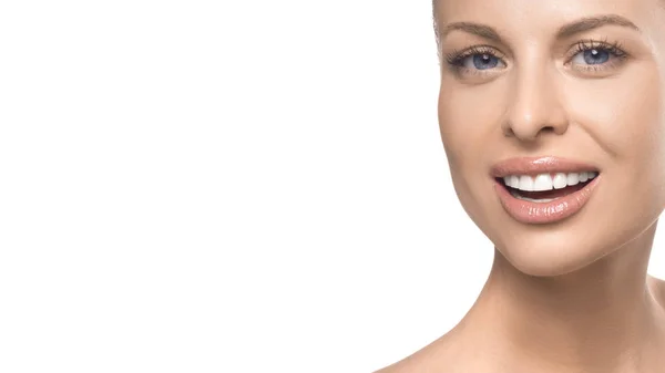 Nahaufnahme Frauenporträt auf weißem Hintergrund. Hautpflege, Zahnpflege und Zahnweiß-Konzept — Stockfoto