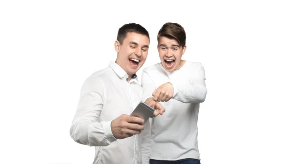 Dois homens olhando para o telefone celular e rir, isolado sobre fundo branco — Fotografia de Stock