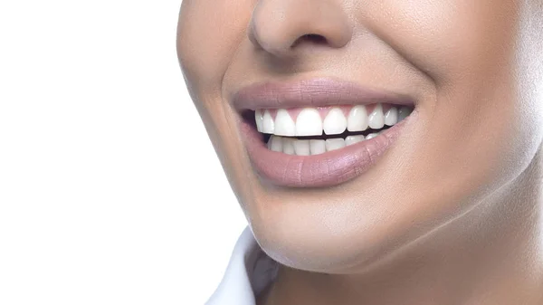 Close up view of a woman smiling. Teeth whitening concept. — Stock Photo, Image