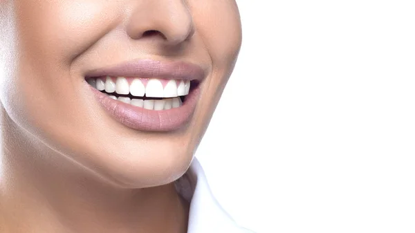 Λεύκανση δοντιών έννοια-Κλείστε τη φωτογραφία μιας χαμογελαστή γυναίκα. — Φωτογραφία Αρχείου