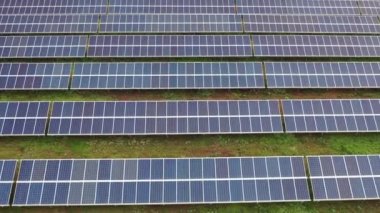 Yüzlerce güneş enerjisi modülleri veya paneller satır havadan görüntüleri. Bir hava drone görünümünden çölün ortasında Büyük Fotovoltaik Pv Bitki