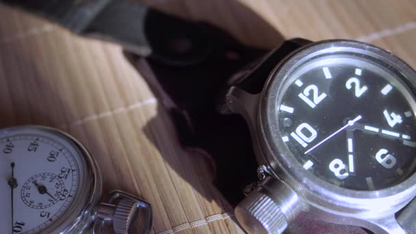 Die Bewegung der Zeiger einer Armbanduhr. die Bewegung der Zeiger einer Quarzuhr. Nahaufnahme-Video — Stockvideo