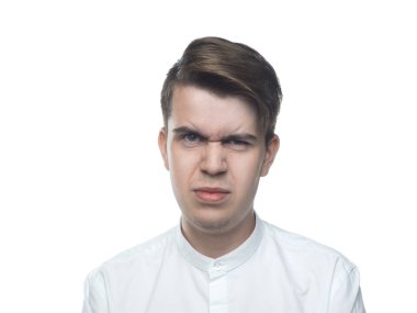 Genç bir adamın portresi. Nefretle. Kötü koku. Beyaz arka planda yalıtılmış