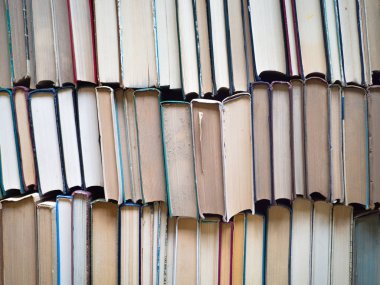 Eski bir kitap yığını. Bilgelik, bilgi ve eğitim konsepti konsepti.