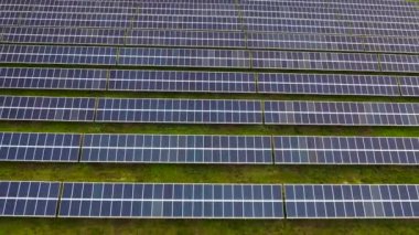 Güneş enerjisi modülleri veya paneller satırlarıhavadan görüntüleri.