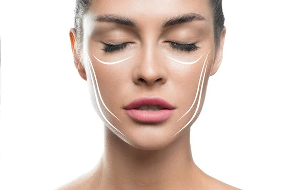 Yüz germe tedavisi anti-aging cilt bakımı kadın kavramı. beyaz arka plan üzerinde kaldırma hatları ile kadın yüzü.