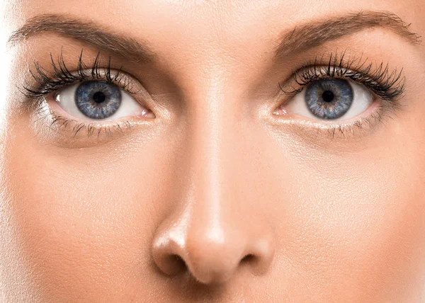 女性の目をクローズアップ。視力と目の識別の概念. — ストック写真