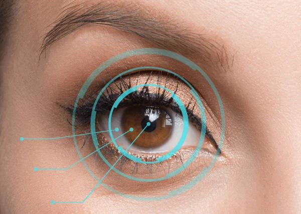 網膜識別コンセプト。女性の目をクローズアップ. — ストック写真