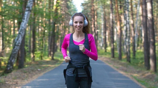 Mujer corriendo en el bosque de madera. Fitness concepto de estilo de vida saludable . — Foto de Stock