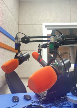 Radyo istasyonundaki birkaç mikrofonun görünümünü yakından kapatın.