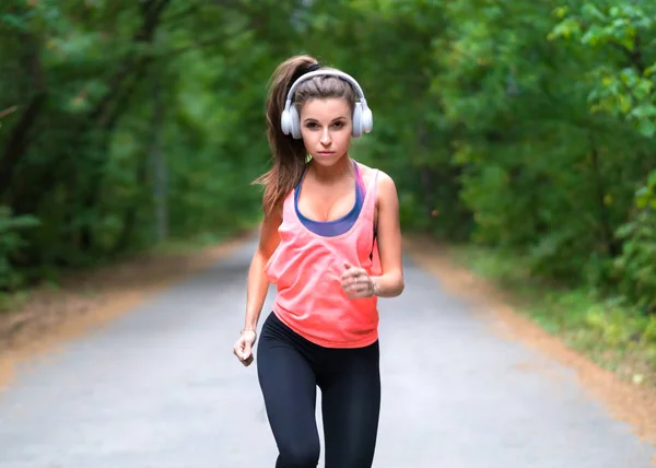 Retrato de una mujer deportista corriendo en un parque. concepto de estilo de vida saludable . — Foto de Stock