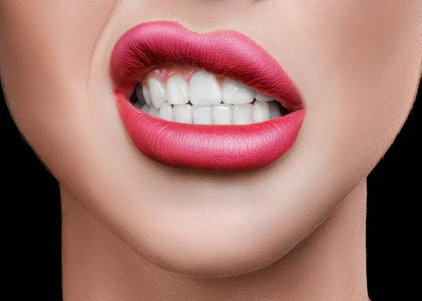 Feche a boca da mulher. Lábios vermelhos e dentes perfeitos — Fotografia de Stock