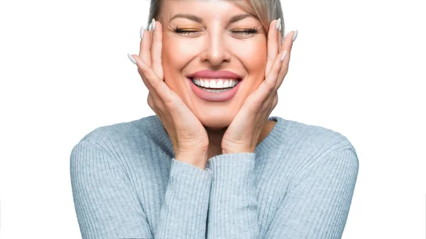 Mujer sonriente aislada sobre fondo blanco. Vista de cerca . — Foto de Stock