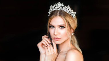 Karanlık arka plan üzerinde diadem Şehvetli seksi kadın.