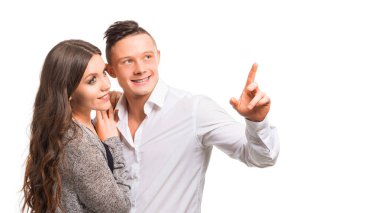 Bir çift. Bir kadın erkeği tutuyor ve yan yana bakıyor. Adam bir şeyi parmaklarıyla gösteriyor. Çift özelliği, rüya ve aile sağlığı konsepti