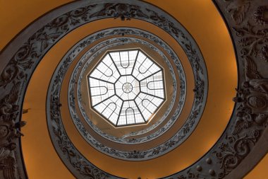 Roma 'da çift sarmal merdiven. Aşağıdan görüntüle.