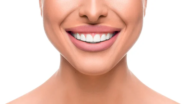 Koncept bělení zubů a zubní péče. Detail fotografie usměvavé ženy — Stock fotografie